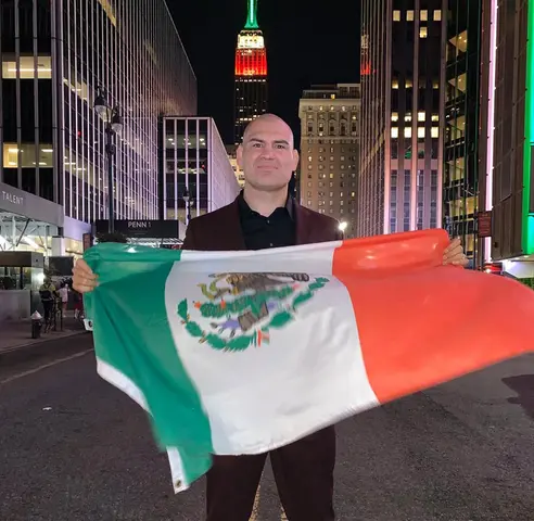 Caín Velázquez ondea la bandera de México l RRSS