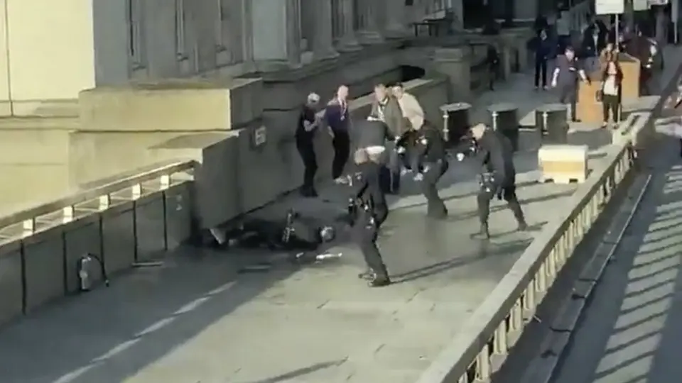 Terrorista mató a dos personas e hirió a tres más en el Puente de Londres