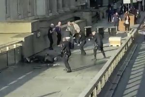 Terrorista mató a dos personas e hirió a tres más en el Puente de Londres