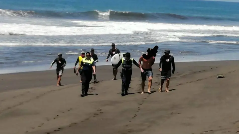 Campeón de surf detenido en Costa Rica por entrar a playa cerrada por coronavirus