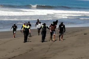 Campeón de surf detenido en Costa Rica por entrar a playa cerrada por coronavirus