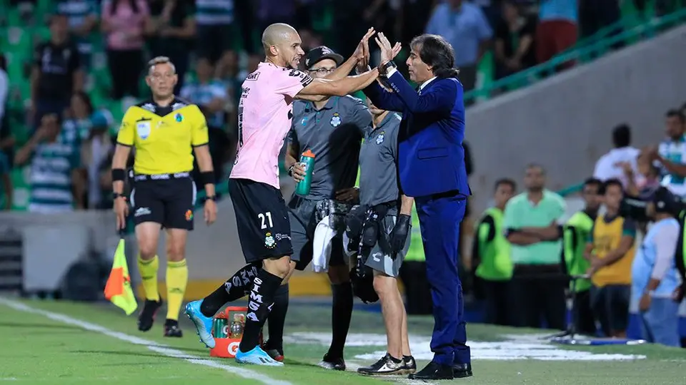 Almada: 'Santos es el mejor equipo del torneo gracias a los jugadores'