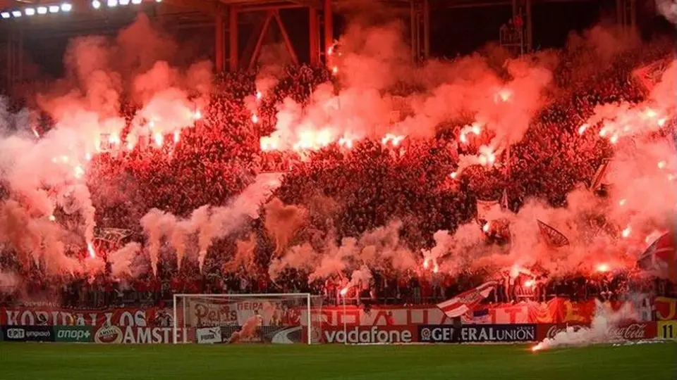 Olympiacos vs Bayern Munich, suspendido por violencia en el estadio