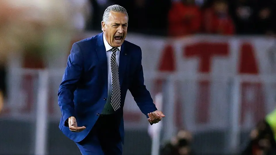 Gustavo Alfaro: 'Los jugadores de River Plate se tiran permanentemente'