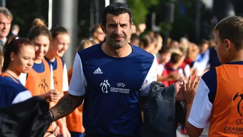 Figo: 'Nunca he sentido racismo en el vestuario del Barcelona'