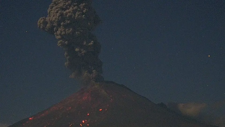 VIDEO: Volcán Popocatépetl registró intensa actividad tras explosión