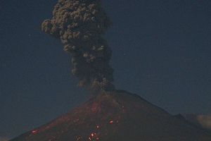VIDEO: Volcán Popocatépetl registró intensa actividad tras explosión