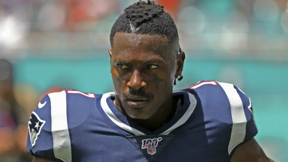Antonio Brown habría quedado fuera de Patriots por intimidar a mujer que lo denunció