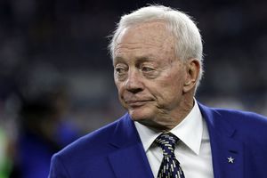 Jerry Jones, frustrado por desempeño de Cowboys ante Patriots