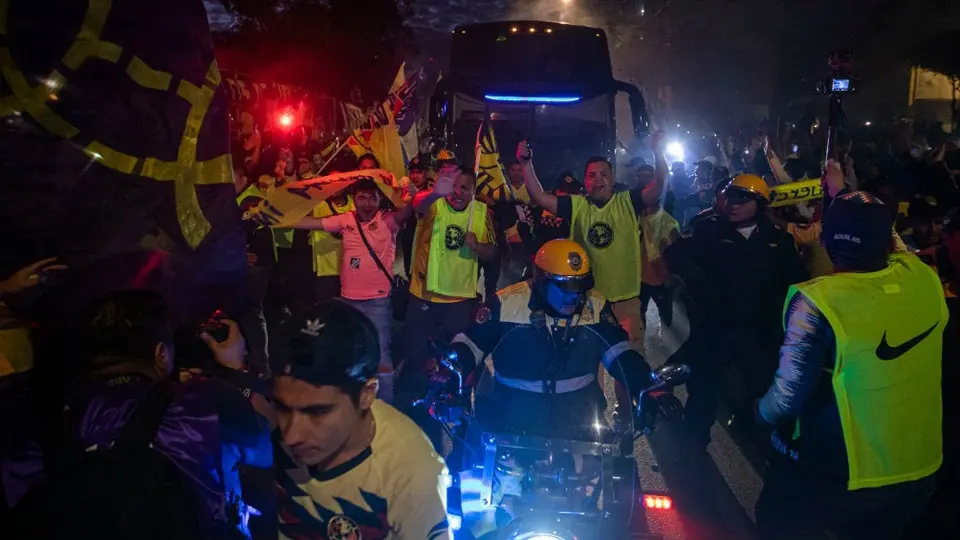 Aficionados hicieron un 'Monumental' pasillo al autobús del América
