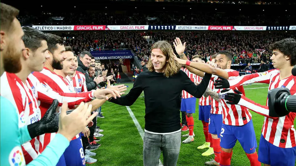 Filipe Luis, homenajeado por la afición del Atlético de Madrid