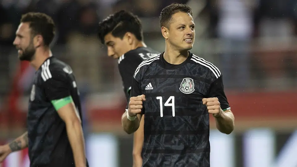 Chicharito: 'El futbolista es el que menos gana'