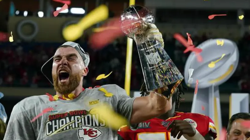 Travis Kelce bebió con el trofeo Vince Lombardi 