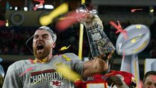 Travis Kelce bebió con el trofeo Vince Lombardi 