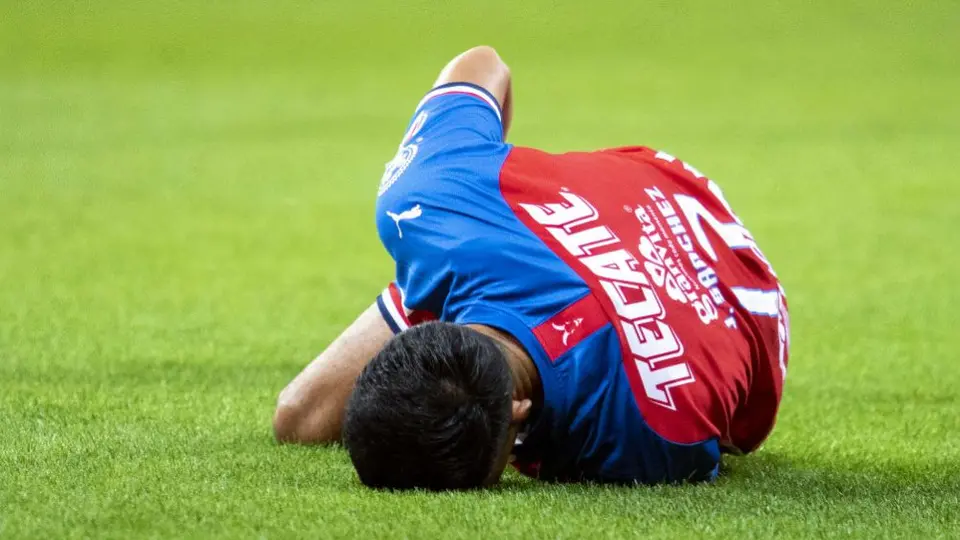 VIDEO: Chapo Sánchez recibió impresionante patada en la cara en el Xolos vs Chivas