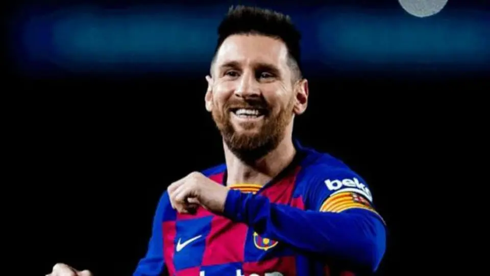 VIDEO: Messi se divirtió jugando futbol con sus hijos dentro de su casa