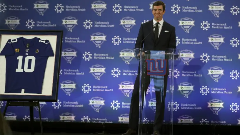 Giants retiró el '10' de Eli Manning en su adiós de los emparrillados