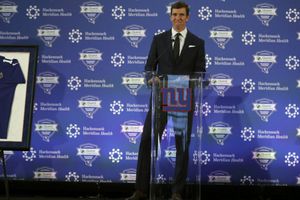 Giants retiró el '10' de Eli Manning en su adiós de los emparrillados