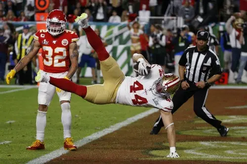 Kyle Juszczyk anota un touchdown