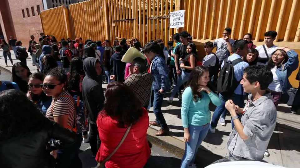 Estudiantes se enfrentaron con encapuchados que mantienen paro en Prepa 9