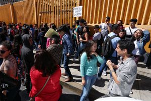 Estudiantes se enfrentaron con encapuchados que mantienen paro en Prepa 9