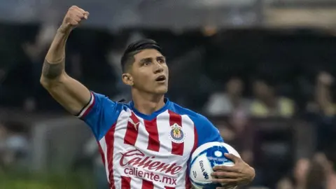 Alan Pulido vive su torneo más goleador con Chivas | RÉCORD