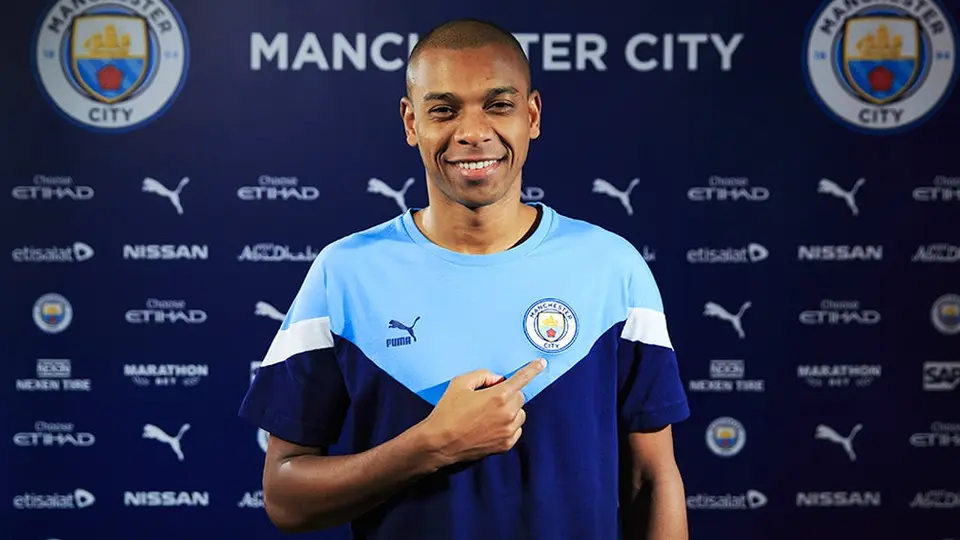 Fernandinho amplió su contrato con Manchester City hasta 2021