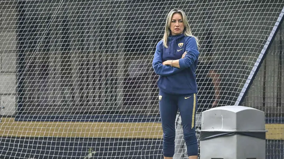 Ileana Dávila, entrenadora de Pumas, mostró sus dotes en lucha libre