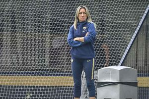 Ileana Dávila, entrenadora de Pumas, mostró sus dotes en lucha libre
