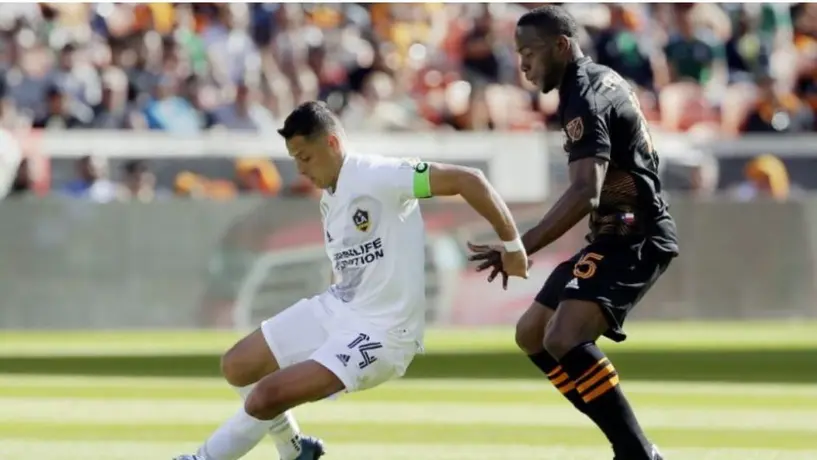 Chicharito solicitó un asistente personal por medio de redes sociales