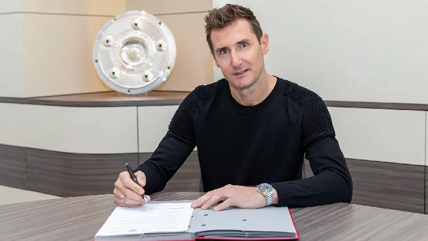 Miroslav Klose posa durante la firma de su contrato | TWITTER @FCBAYERN
