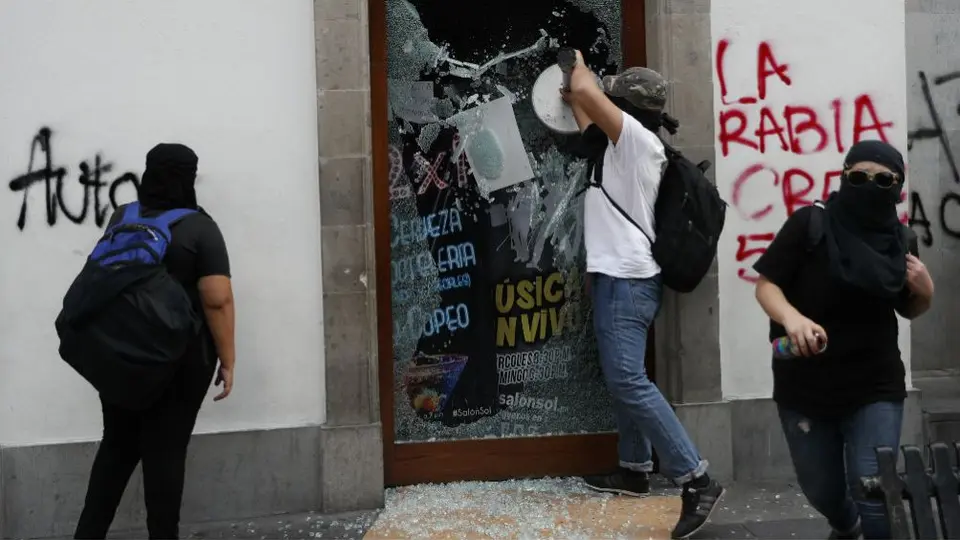 Encapuchados realizaron vandalismo en marcha por caso Ayotzinapa