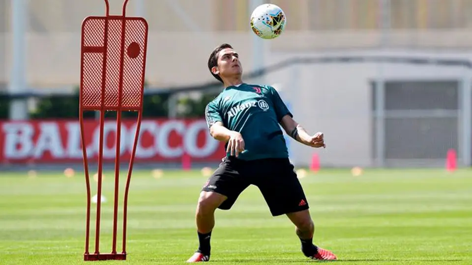 Dybala, Bentancur y Cuadrado entrenaron de manera individual en Turín