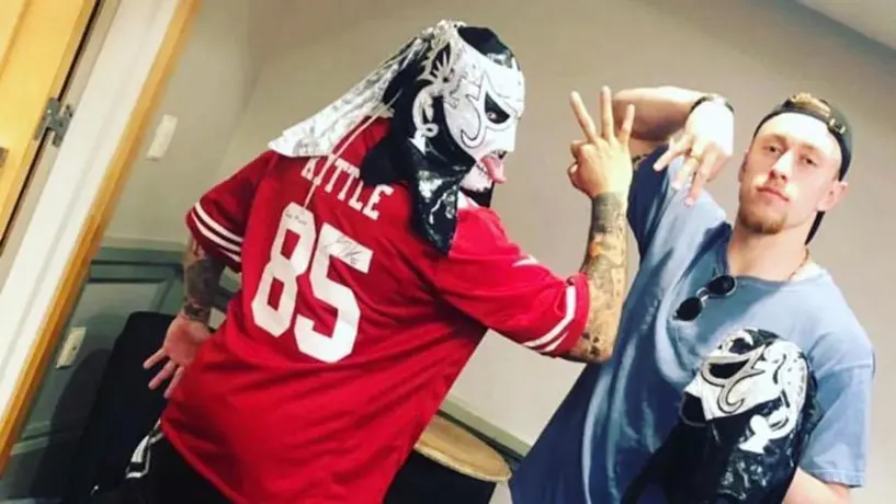 George Kittle, ala cerrada de 49ers, y Penta 0M, unidos por su pasión a la lucha libre