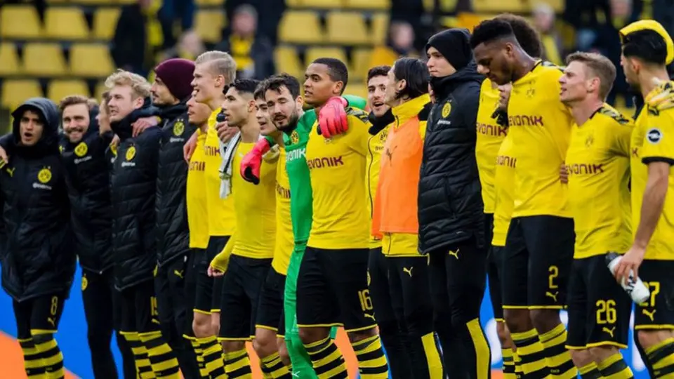 Jugadores del Dortmund redujeron su sueldo para apoyar al equipo