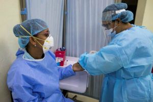 Enfermera llora por la gran fila para comprar cerveza en Chihuahua