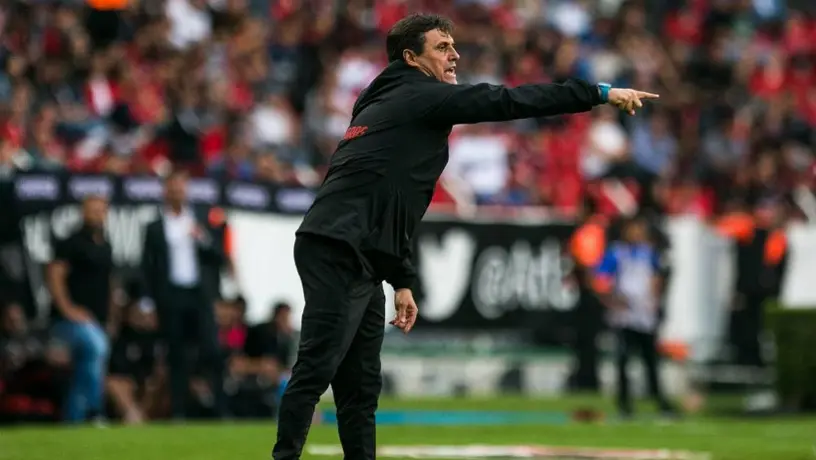 Extécnico de Atlas obliga a sus jugadores a limpiar el vestidor después de cada juego
