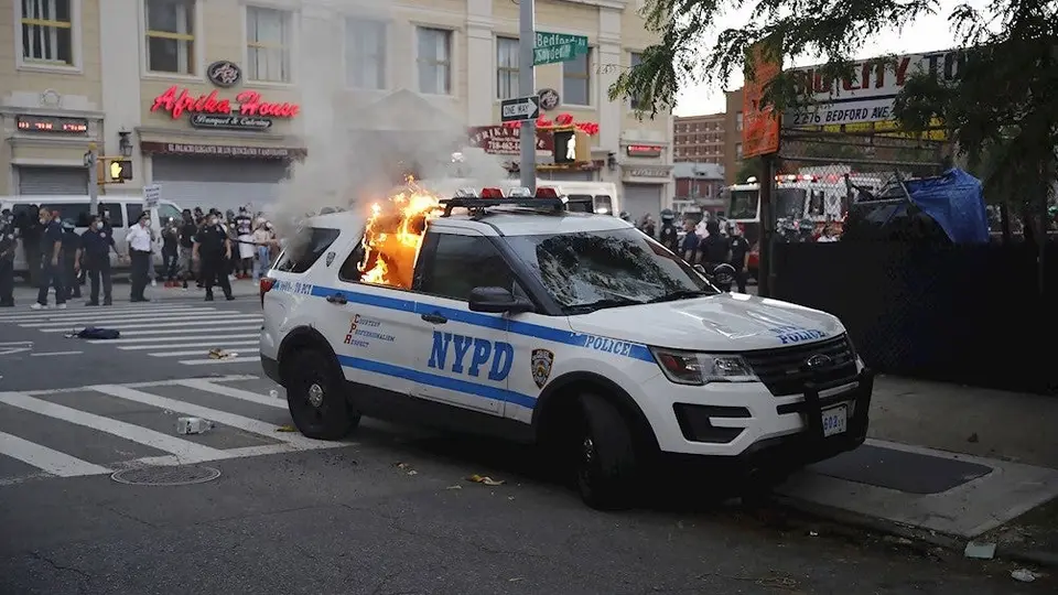 VIDEO: Patrulla embiste a manifestantes que piden justicia por George Floyd