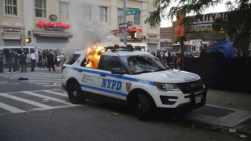 VIDEO: Patrulla embiste a manifestantes que piden justicia por George Floyd