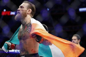 Video: MCGregor festejó su triunfo con la abuela de Donald Cerrone