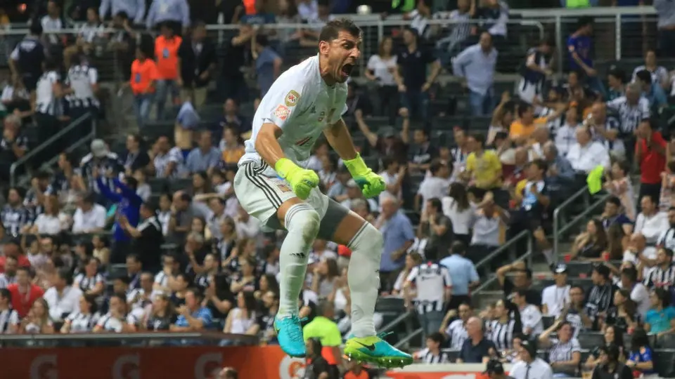 Nahuel Guzmán y Lucas Zelarayán salieron a celebrar la victoria en Clásico Regio