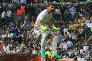 Nahuel Guzmán y Lucas Zelarayán salieron a celebrar la victoria en Clásico Regio