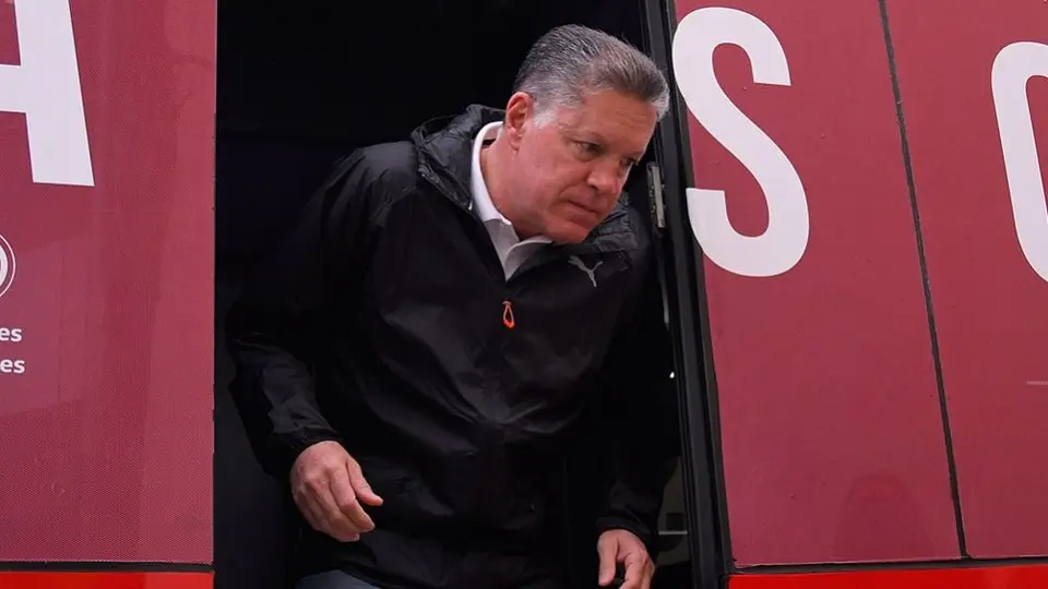 Chivas: Ricardo Peláez rezó en el palco durante los penaltis ante Dorados