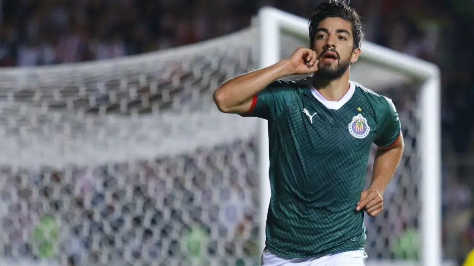 VIDEO: Rodolfo Pizarro conoció al fan que se tatuó su cara