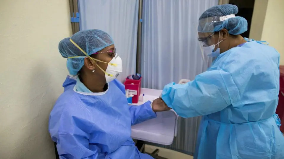 VIDEO: Enfermera del IMSS le canta a pacientes con COVID-19