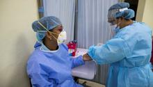 VIDEO: Enfermera del IMSS le canta a pacientes con COVID-19