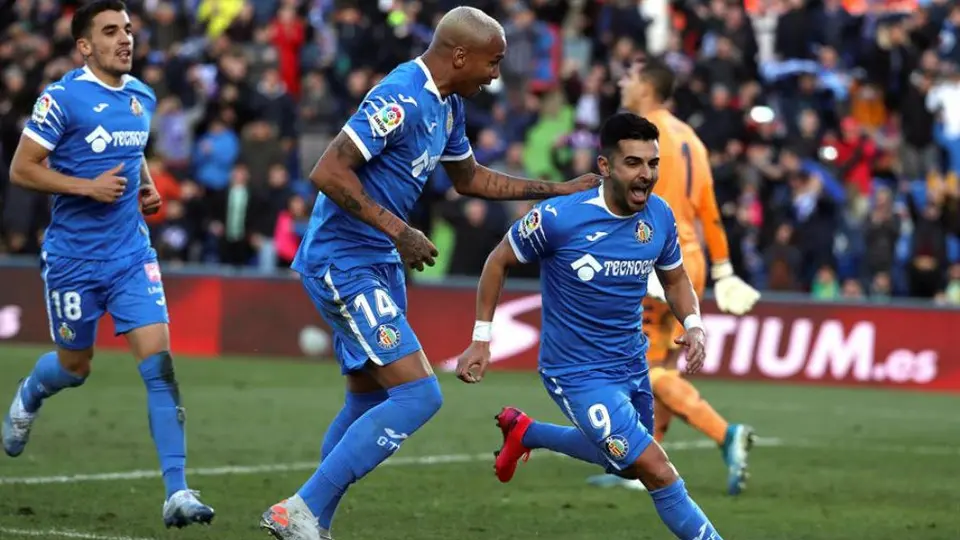 Betis de Guardado y Lainez, derrotados por el 'Getafe' tras polémica arbitral