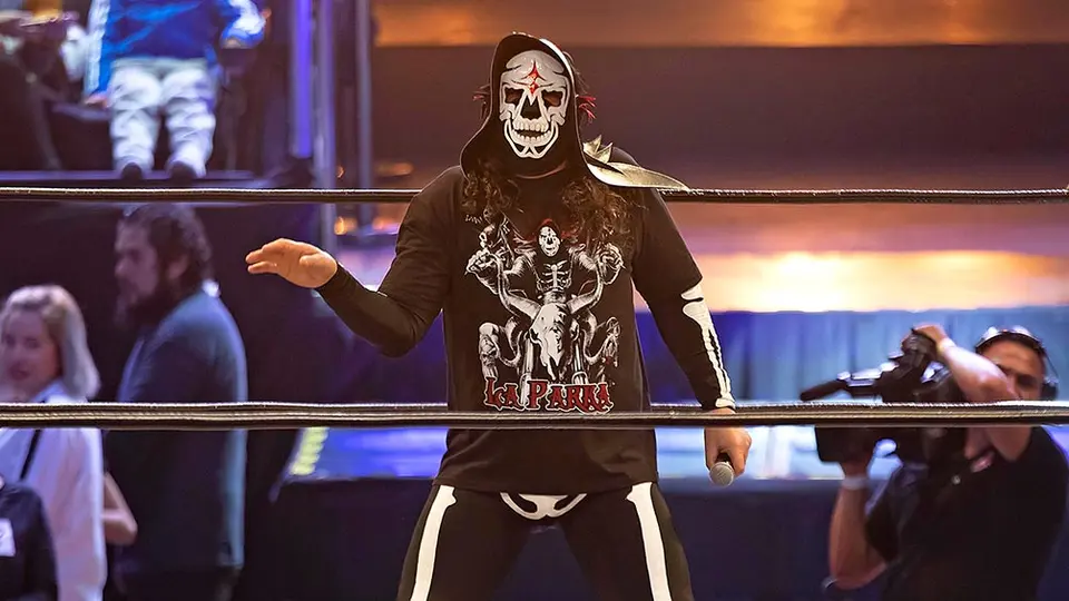 La Parka sufrió terrible caída durante lucha en Monterrey