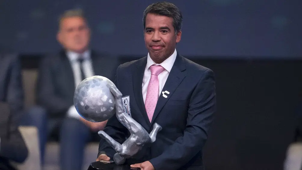 Pável Pardo en la ceremonia del Salón de la Fama del futbol mexicano | MEXSPORT