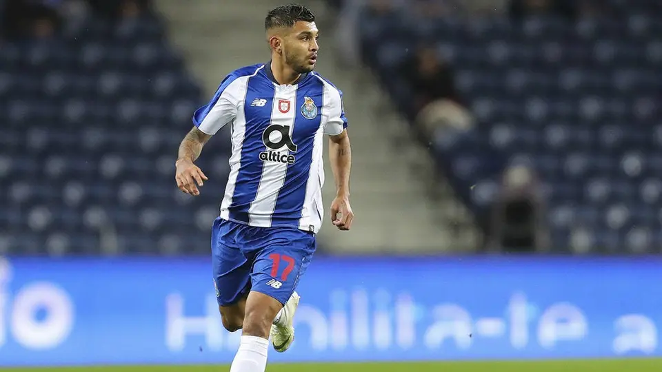 Chelsea iría por Tecatito Corona si no consigue a Sancho
